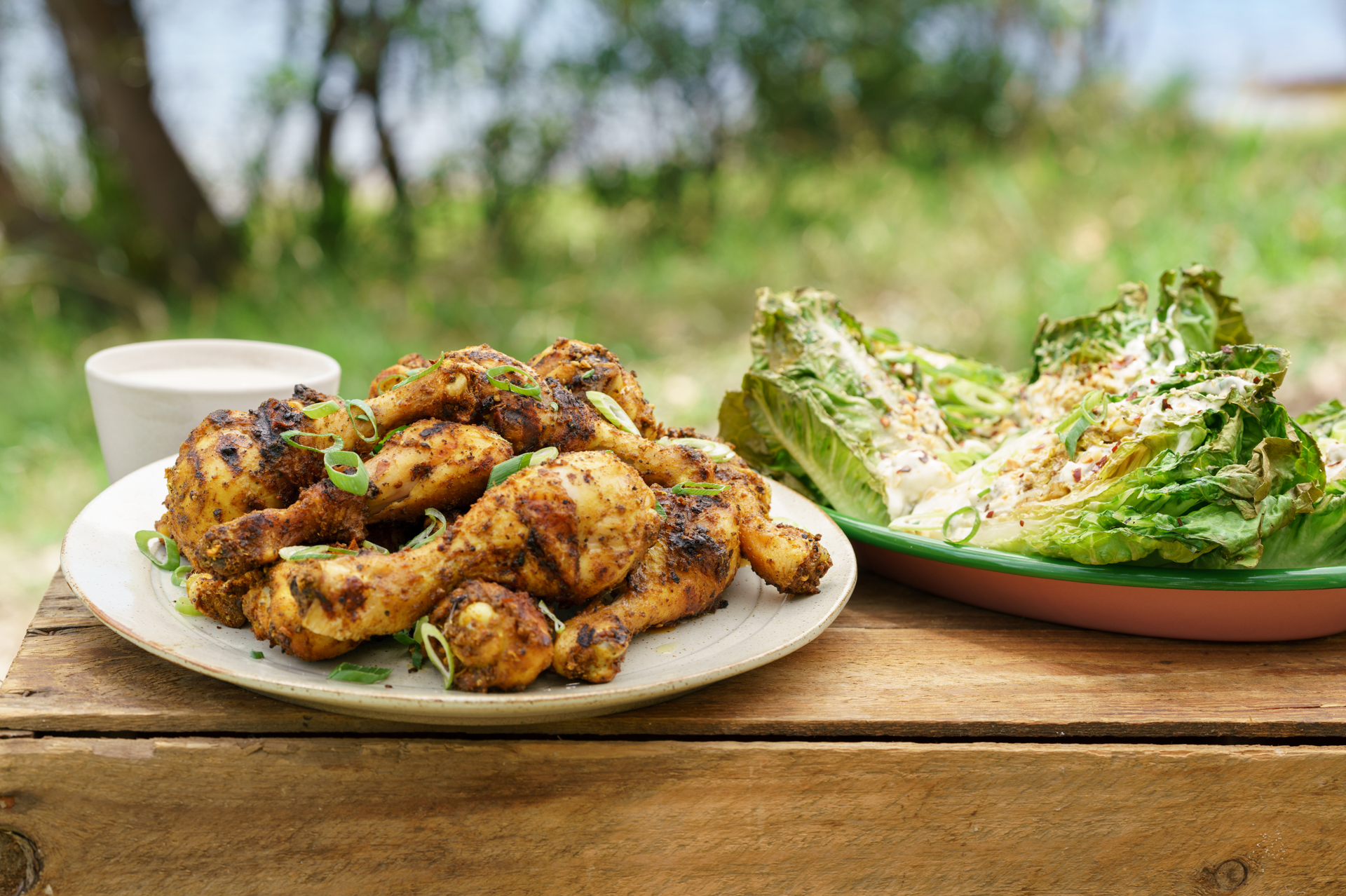 金黃胡椒雞腿佐烤萵苣藍紋乳酪沙拉