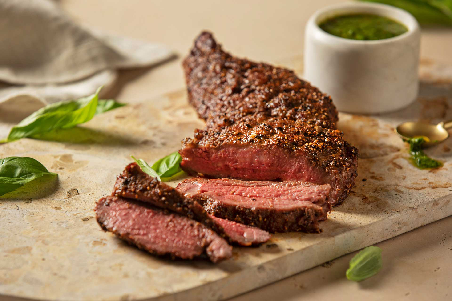 低溫慢烤嫩角尖牛肉／佐阿根廷青醬