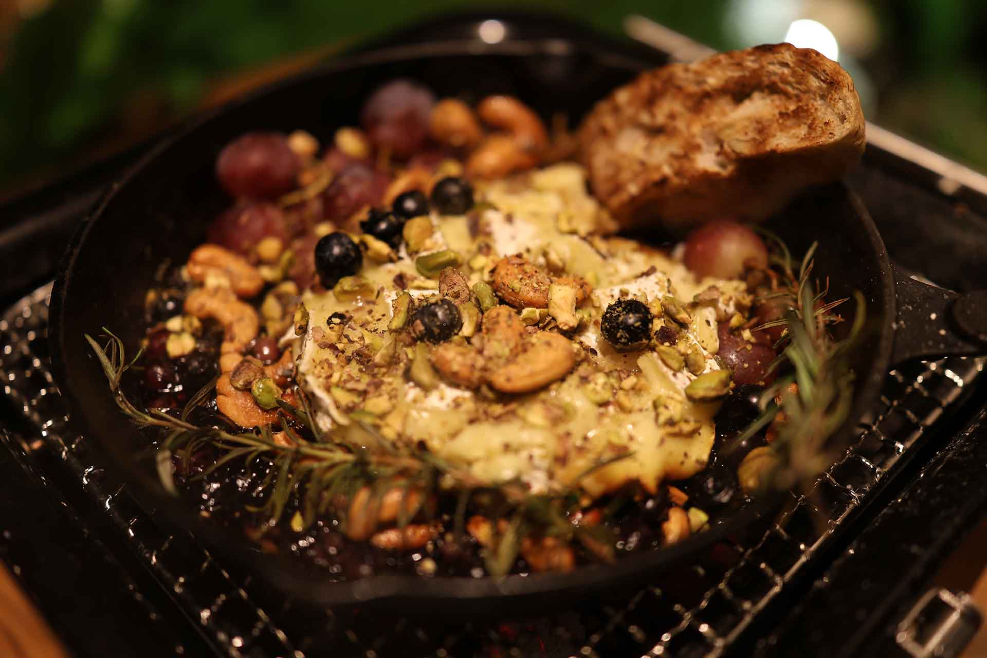 炭火融岩布里鍋 起司火焰料理指南：從法國乳酪到戶外炭烤的魅力